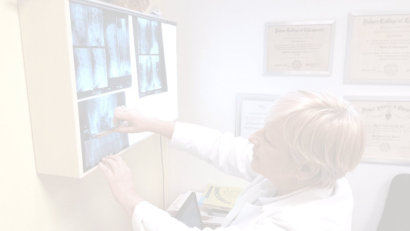 Voici Marie-José Lacaze Ostéopathe Chiropracteur en train d'analyser des radios